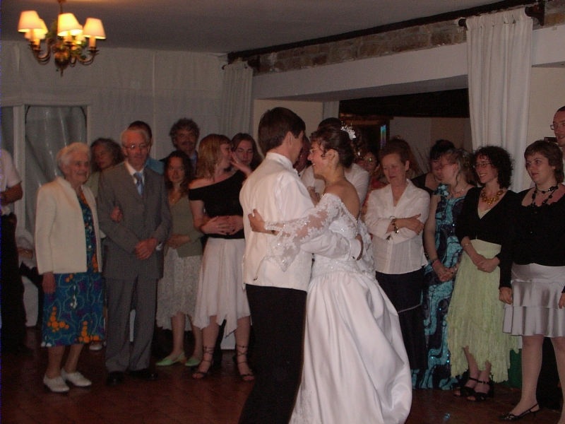 Les mari&eacute;s ouvrent le bal