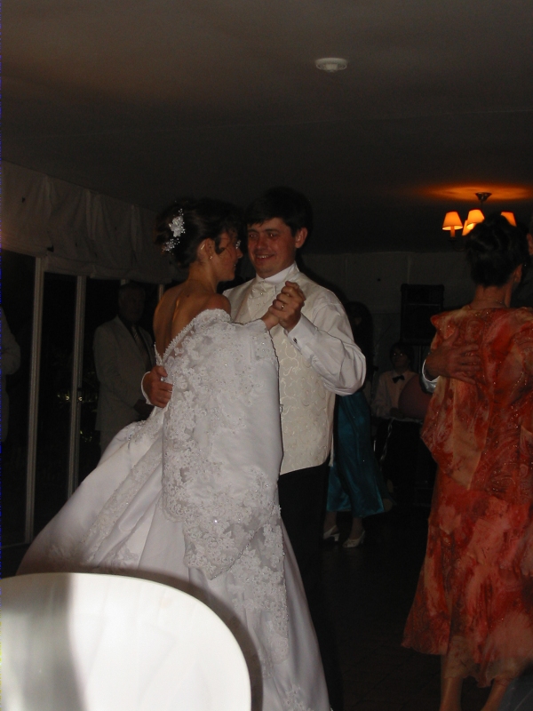 Les mari&eacute;s ouvrent le bal